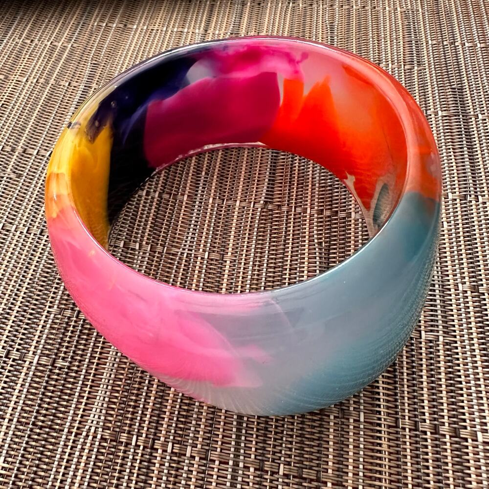 Rainbow Swirl Lucite Bangle Bracelet Heavy Chunky Jewelry Shiny 60s 70s Retro - Picture 11 of 14